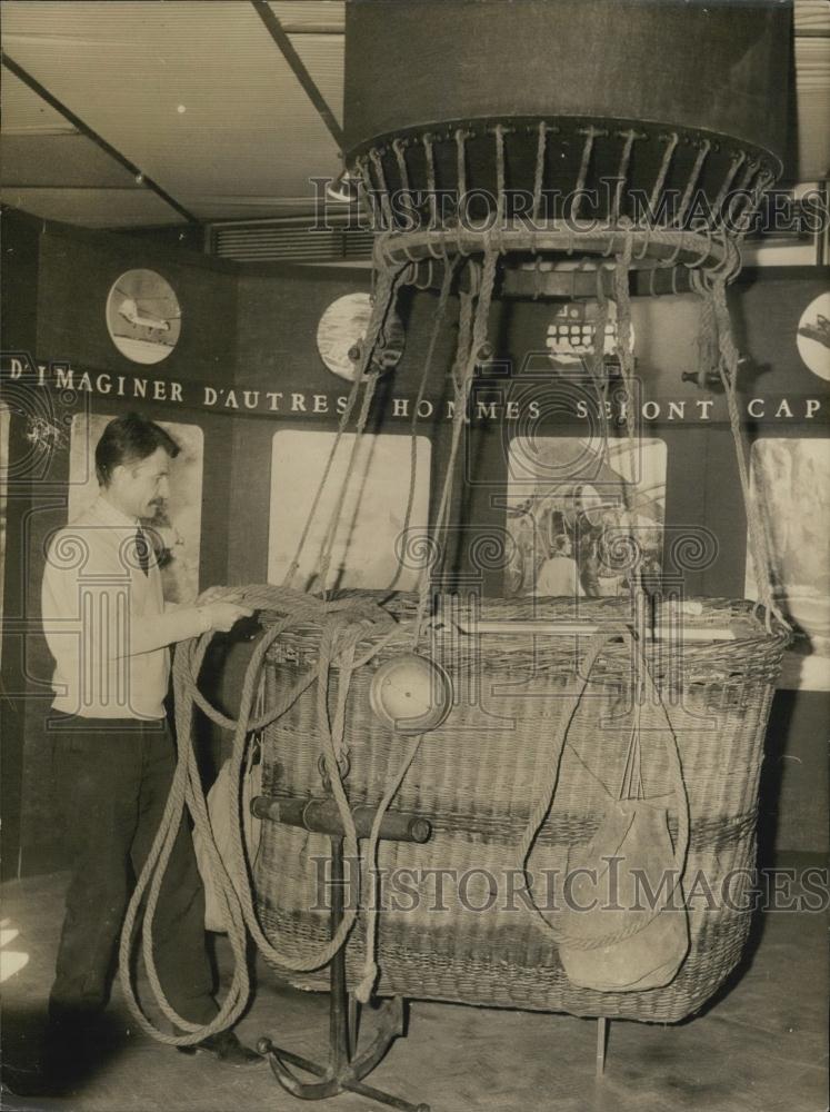 1966 Press Photo &#39;Jules Verne&#39; Show Opens At Renault Pub - Historic Images