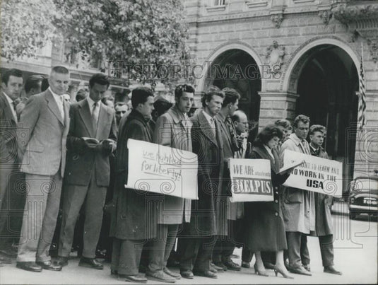 1957 Press Photo Students Demonstrate In Front Of The US Consulate In Vienna - Historic Images