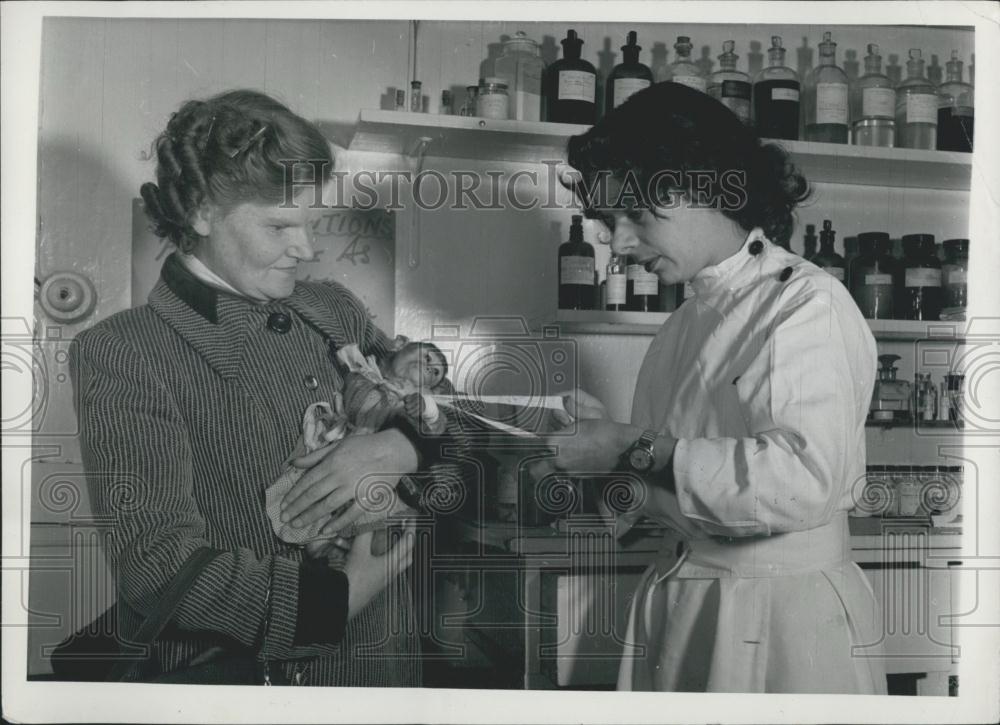 1952 Press Photo Judy The monkey Mrs. Gillmore Watford Clinic - Historic Images