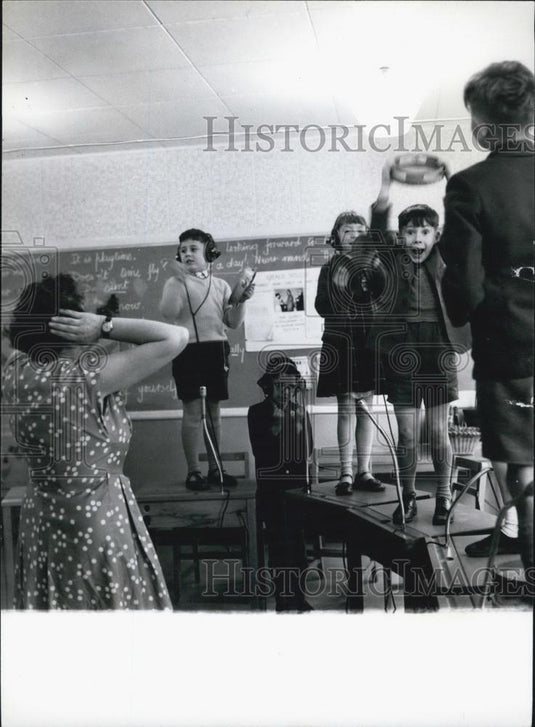 Press Photo Singing to the Music being Transmitted Through the Head Phones - Historic Images