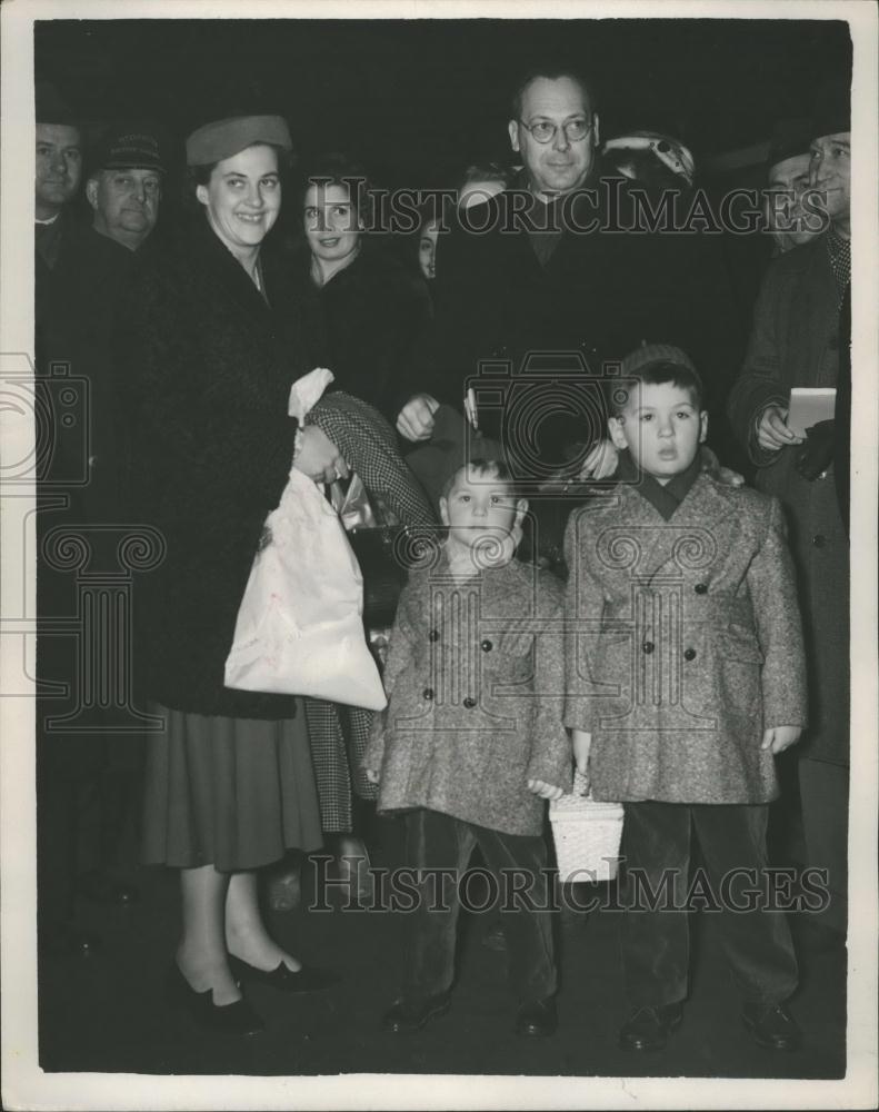 1953 Press Photo General Vladinir Velebit, With His Wife And Two Sons - Historic Images