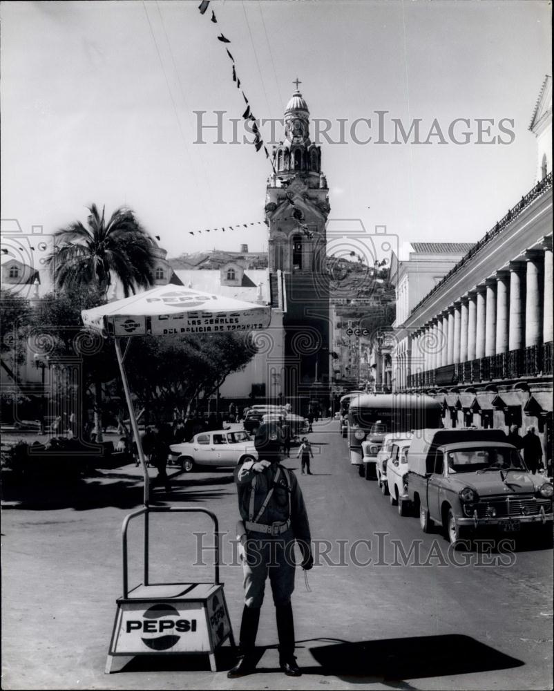 Press Photo street scene in Quito, Ecuador - Historic Images