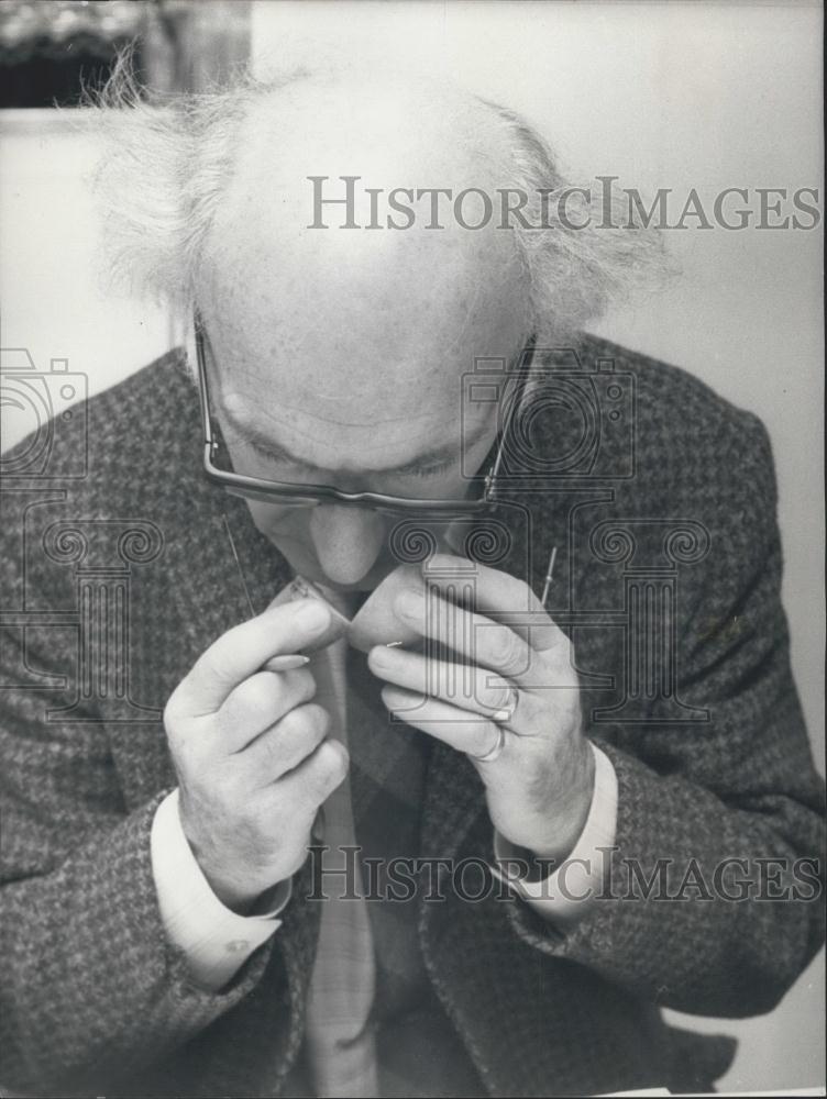 Press Photo Apple Taster Alan Williams - Historic Images