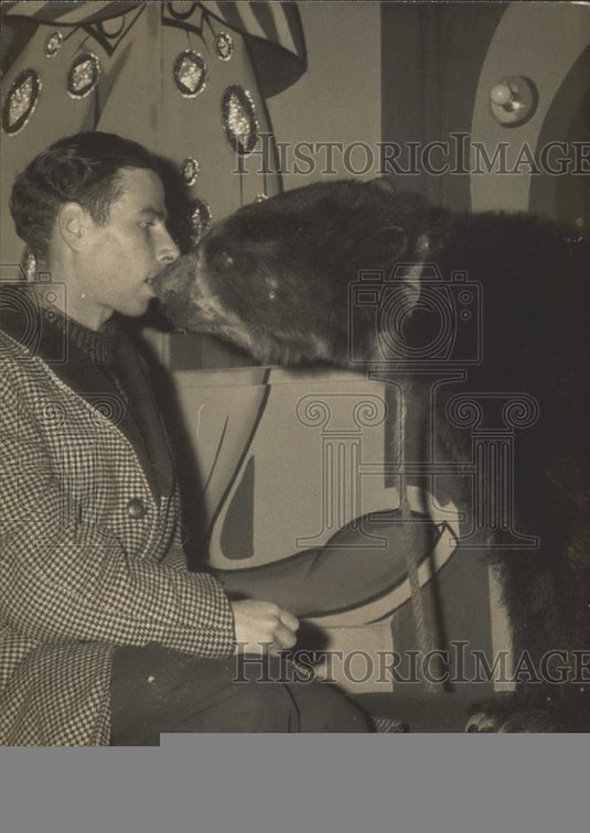 1966 Press Photo Mahot" Circus Bear Apologizes to Trainer For Bite" - Historic Images