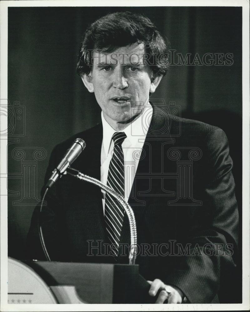 Press Photo Speaker Gary Hart - Historic Images