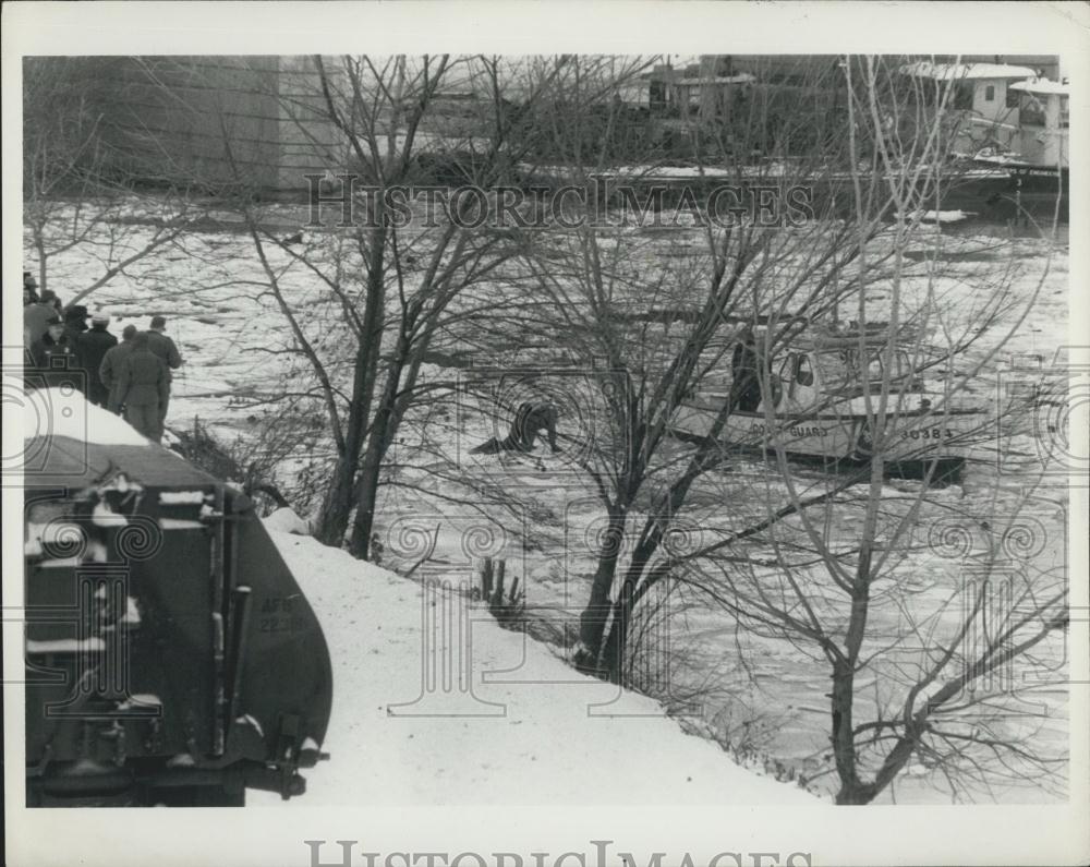 1982 Press Photo kin driver crawls over ice to get in open water and begin his s - Historic Images