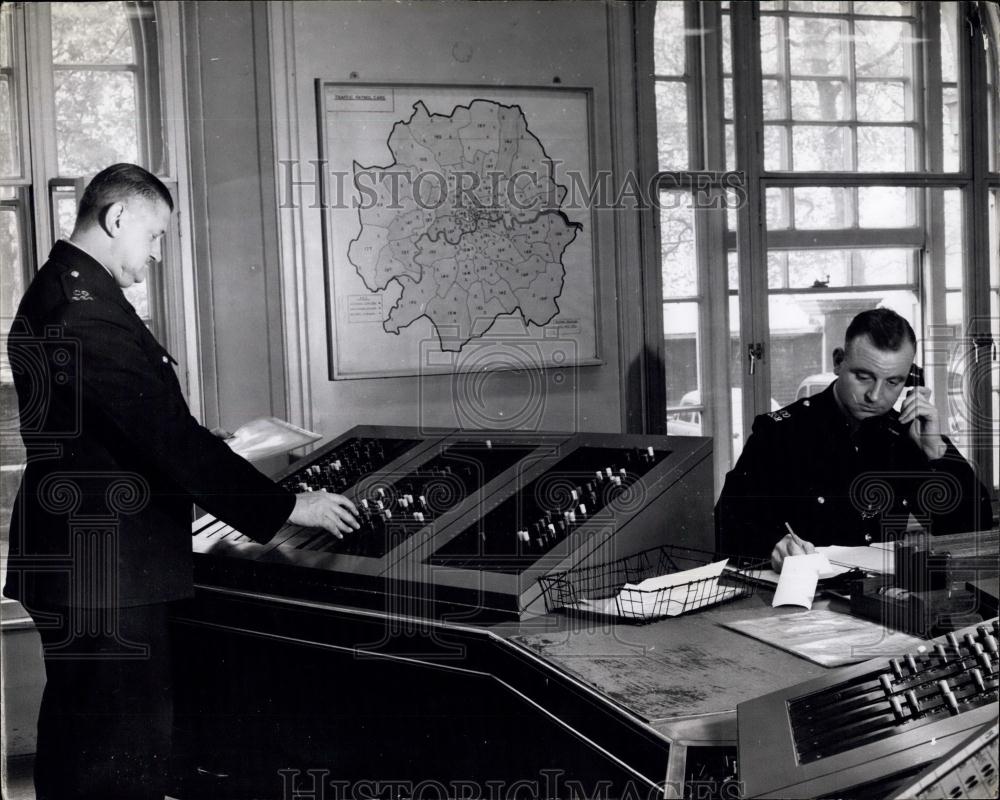 Press Photo Officer Operates a Board Which Denotes all Police Cars Available - Historic Images