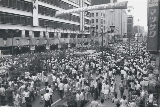 1970 Press Photo Shoppers Walk Ginza District Tokyo Japan During Traffic Ban - Historic Images