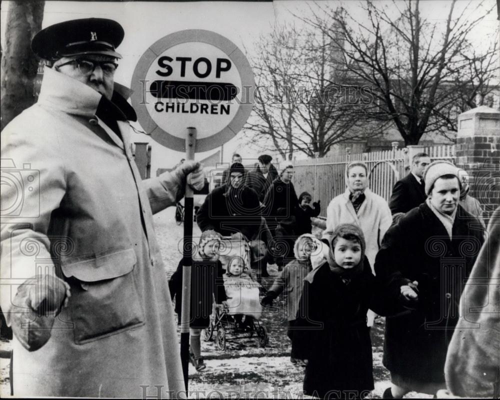 1966 Press Photo Children Leave School Escorted After Police Warning to Parents - Historic Images