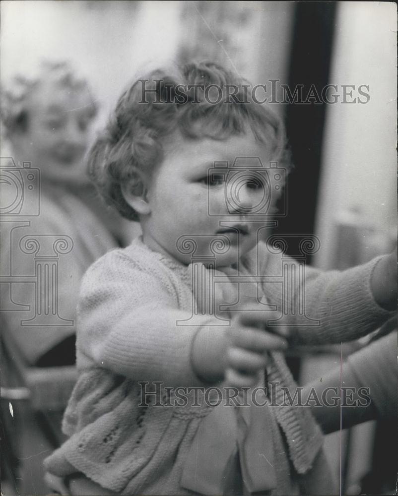 Press Photo Baby Heather Get Perm At Westlea, New Seaham Salon London - Historic Images