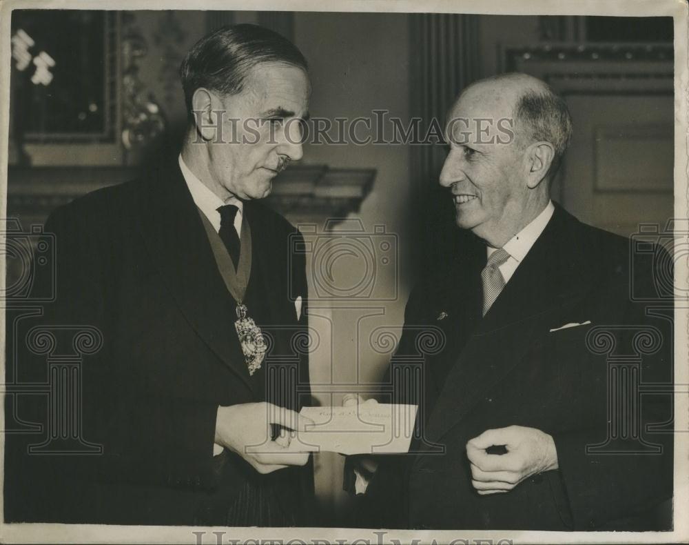 1953 Press Photo New Zealand High Commissioner Hands Over New Zealand - Historic Images