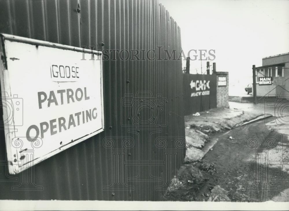 Press Photo Goose Patrol Operating Warning Sign - Historic Images