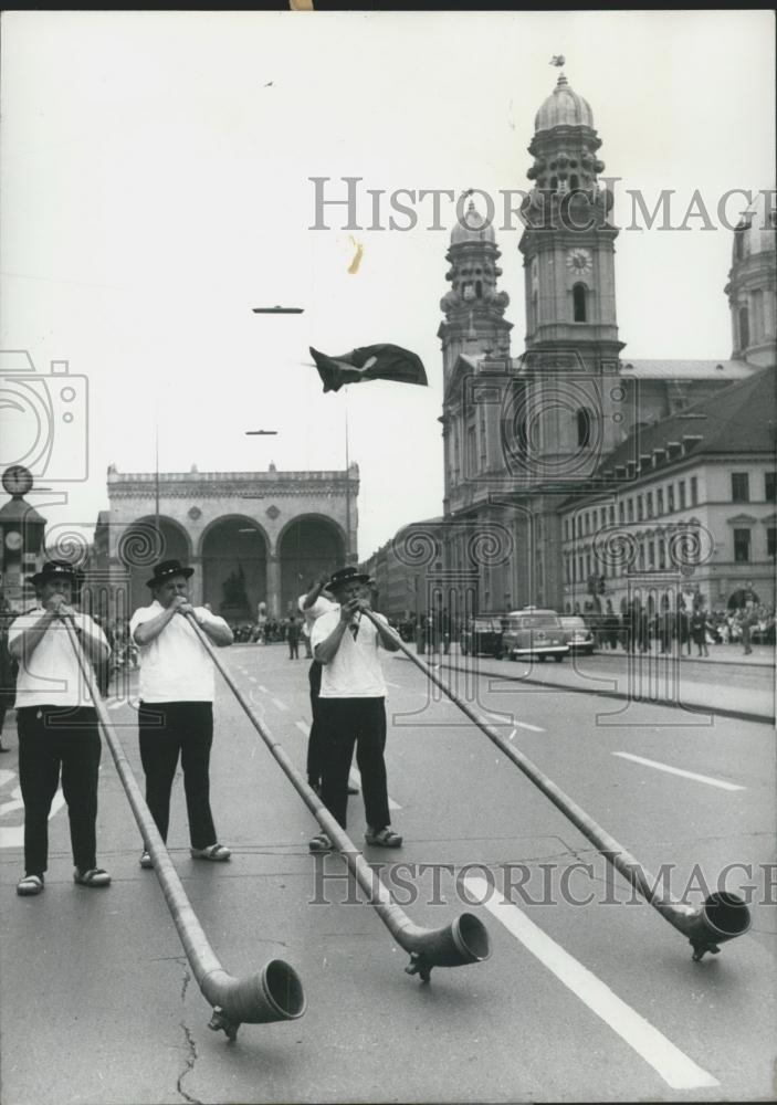 1965 Press Photo Traditional Folklore-and-Riflemen&#39;s Procession, Oktoberfest - Historic Images