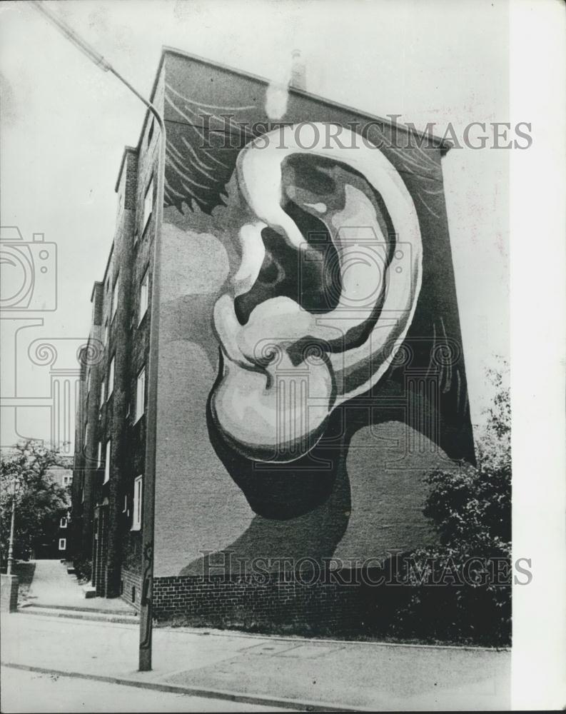 Press Photo Wall On House Dusseldorf West German Giant Ear Painted Art Students - Historic Images
