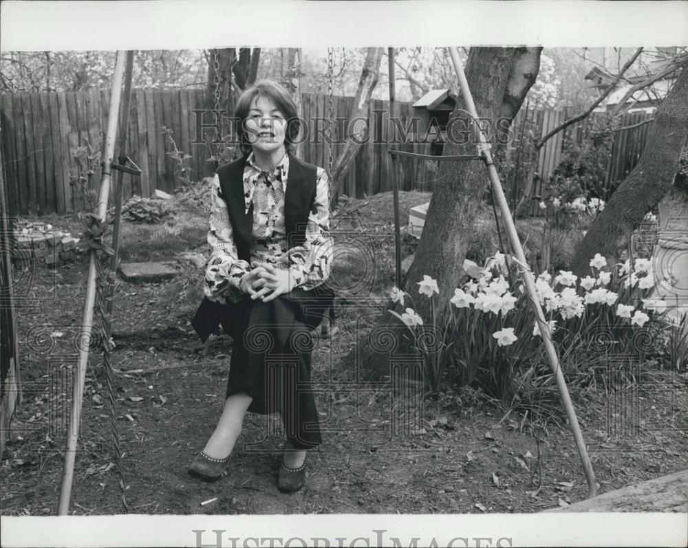 1974 Press Photo Glenda Jackson Wins Her Second Oscar At Blackheath Home Garden - Historic Images