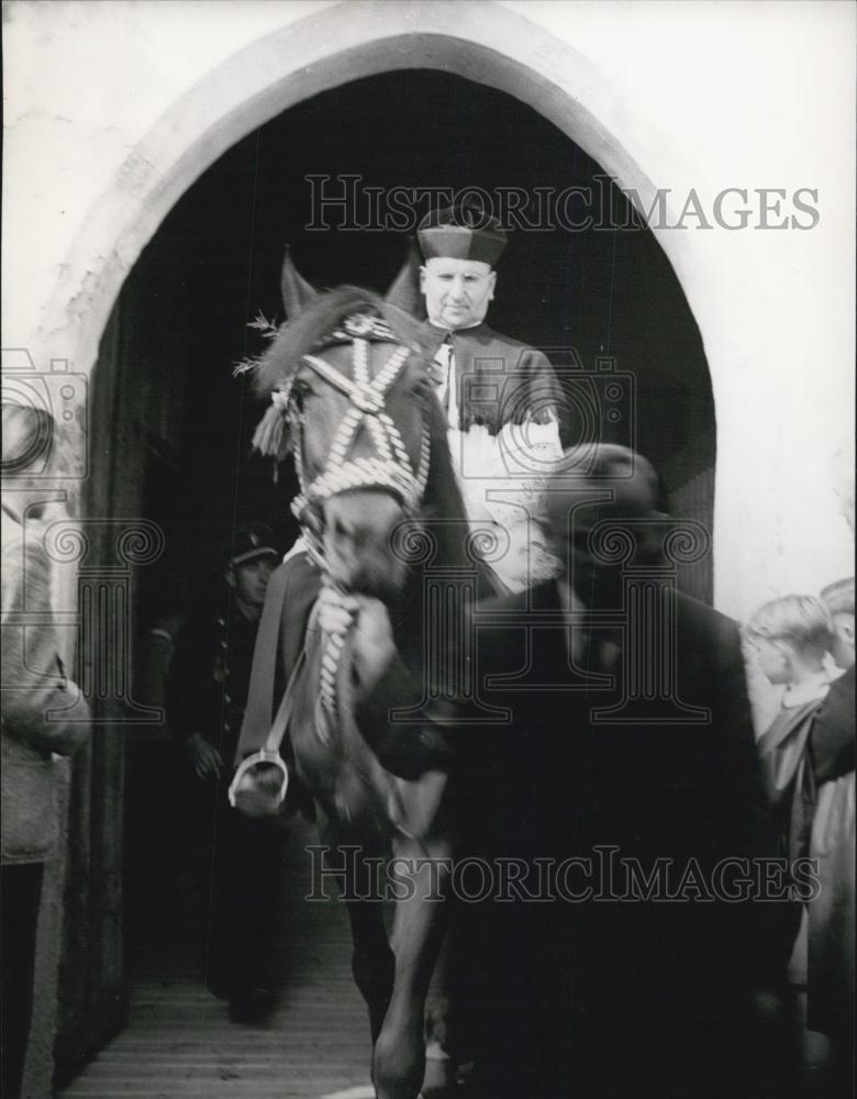 1953 Press Photo farmers annually pass on horseback thru the little church - Historic Images