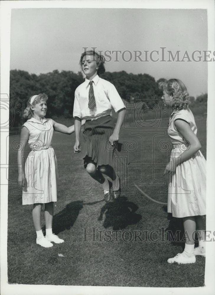 1959 Press Photo Margaret Saunders heart operation twins Heather Hazel Day - Historic Images