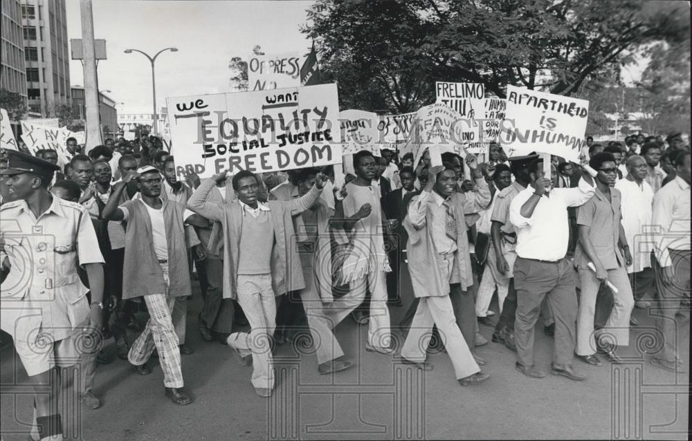 1977 Press Photo Demonstrators marched through the streets of Nairobi - Historic Images