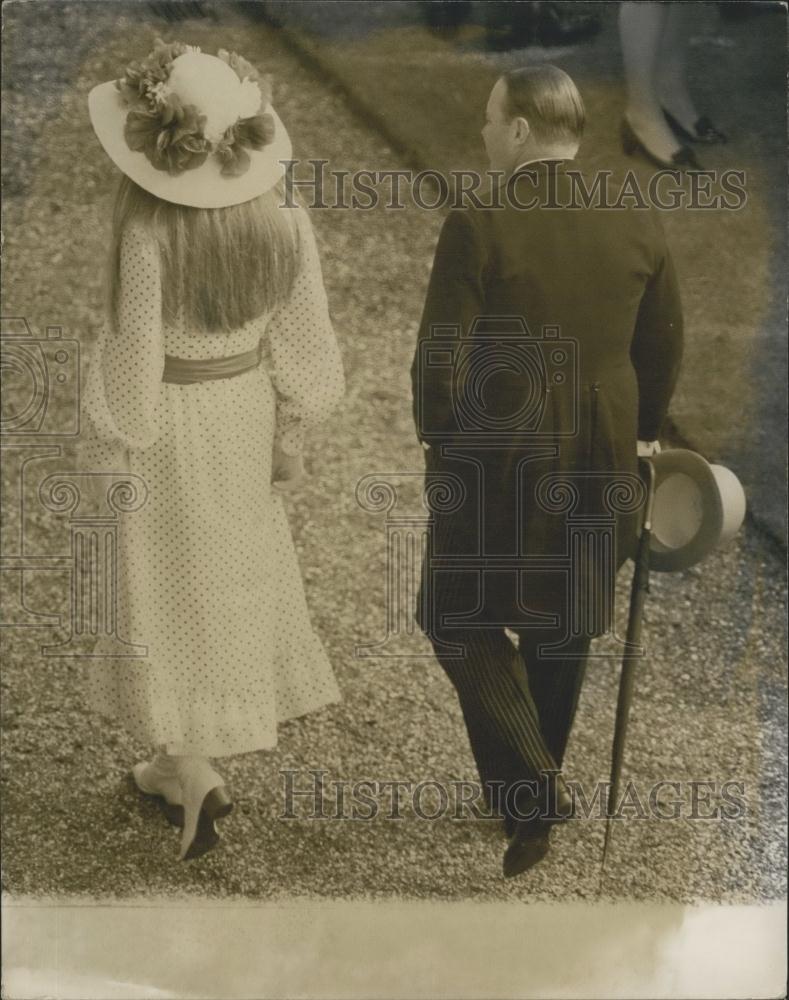 1968 Press Photo Royal Garden Party Buckingham Palace Couple Walking - Historic Images