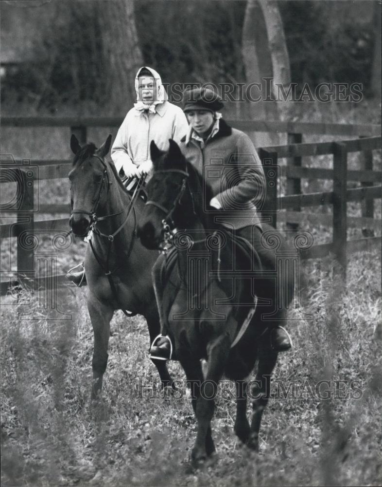 1981 Press Photo The Queen &amp; Princess Anne on horseback ride - Historic Images