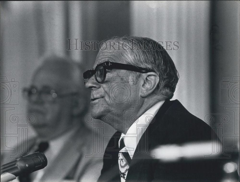 Press Photo Mayor Abraham Beame at a Press Conference New York. - Historic Images