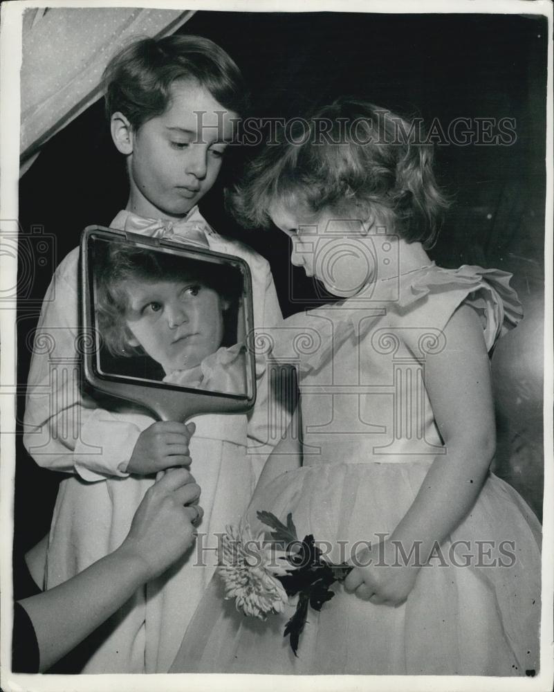 1954 Press Photo Dorian Greenly Richard Brassy Children - Historic Images