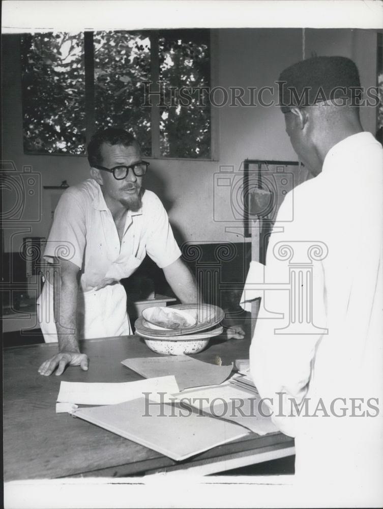 Press Photo W.A. McDonald Entomologist Pupae Production Fly Breeding Haji Dau - Historic Images