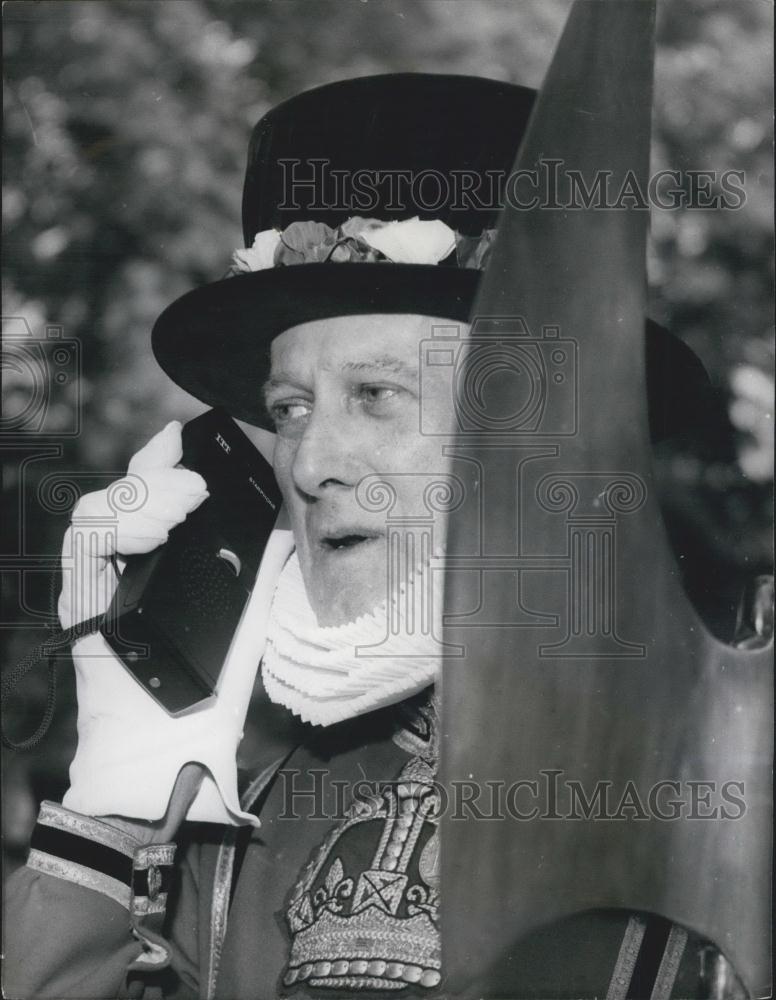 Press Photo Yeomam Gaoler Percy Belsen Tower London Uses Walkie-Talkie - Historic Images