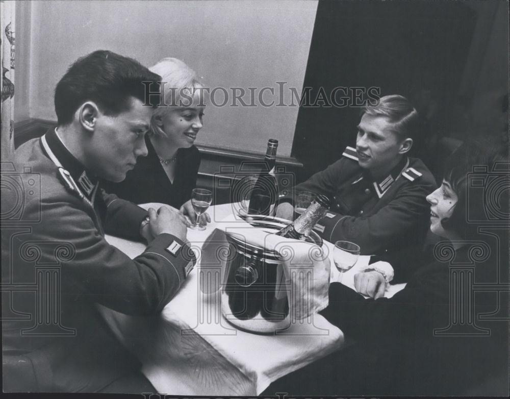 Press Photo Group Eating At Frankfurter Tor Restaurant In East Berlin - Historic Images