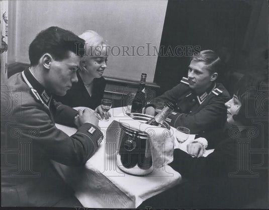 Press Photo Group Eating At Frankfurter Tor Restaurant In East Berlin - Historic Images