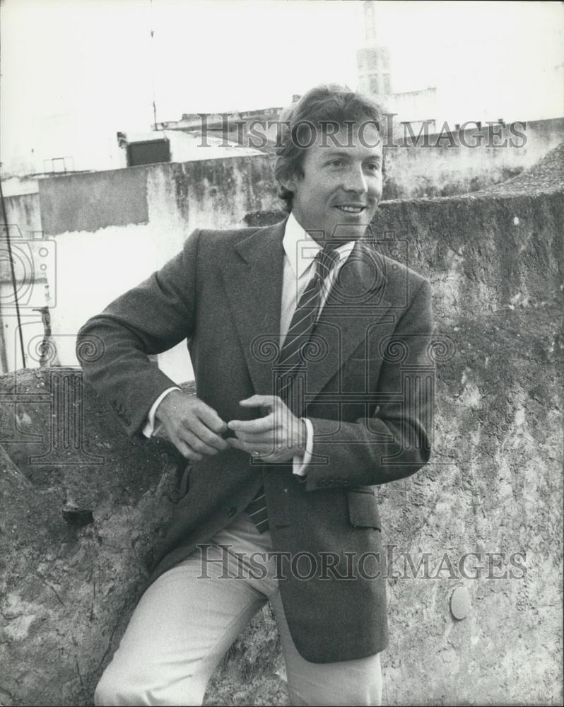 1978 Press Photo Musician Roddy Llewellyn sits on a wall in Casbah in Tangier - Historic Images