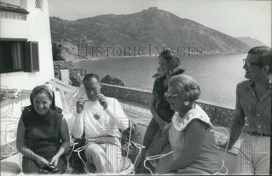 Press Photo Queen Juliana Prince Bernard and their daughters Irene & Margariet - Historic Images
