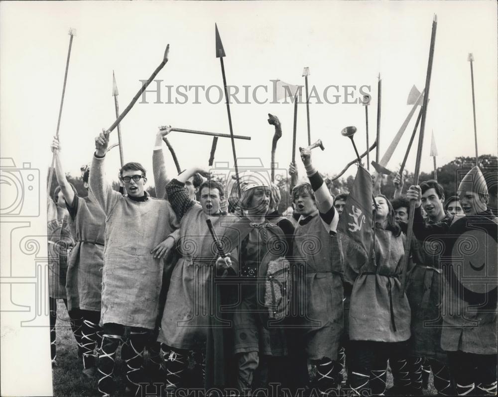 1966 Press Photo 1,000 Students Re-Fought the Battle of Hastings - Historic Images