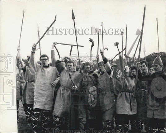 1966 Press Photo 1,000 Students Re-Fought the Battle of Hastings - Historic Images