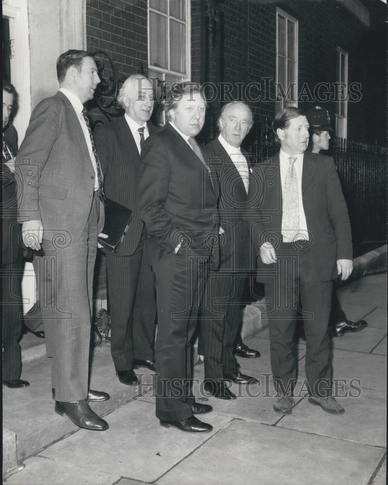 1977 Press Photo Cabinet Members Leaving 10 Downing Street Crisis Meeting - Historic Images