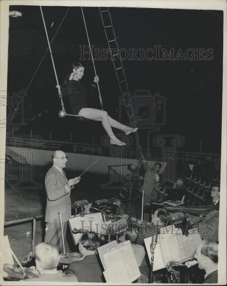 1952 Press Photo stars of the Tom Arnold Harringay Circus this year is Pinito - Historic Images