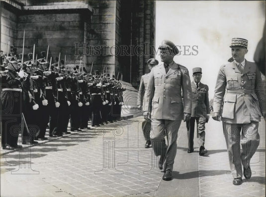 1953 Press Photo Gen Ridgways Farewell Homage to Unknown Soldier-Arc de Triomphe - Historic Images