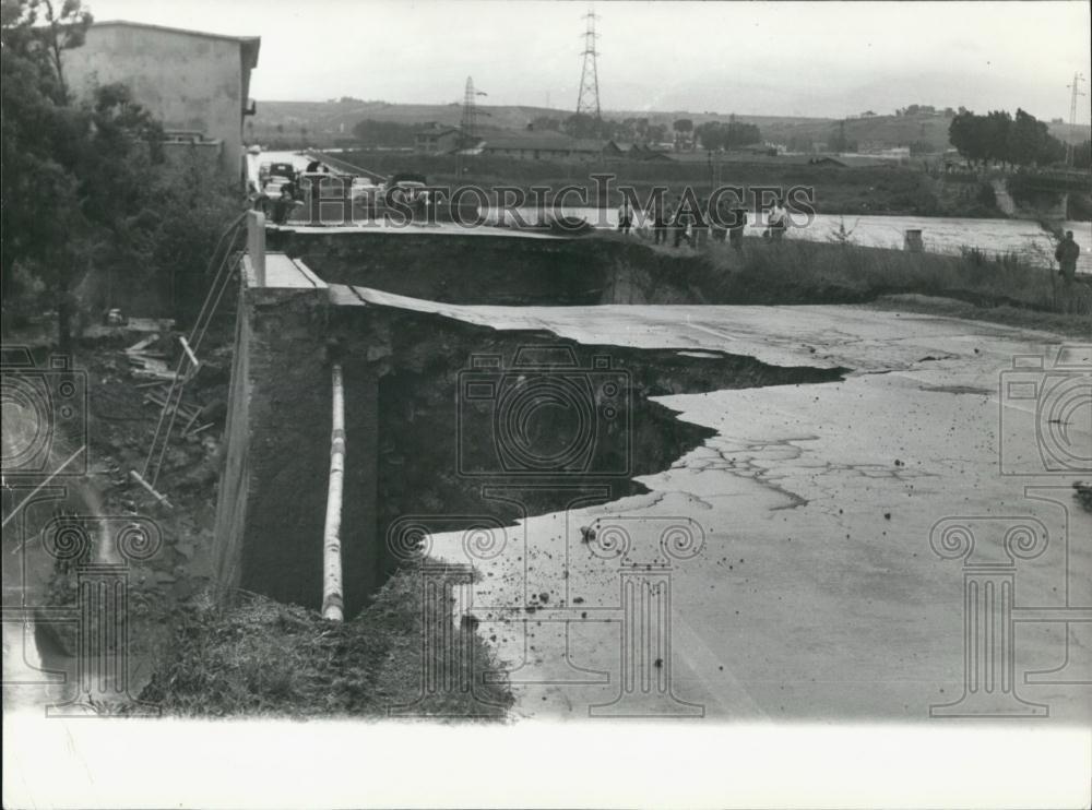 1965 Press Photo Damages caused by torrential rains in the city of Rome - Historic Images