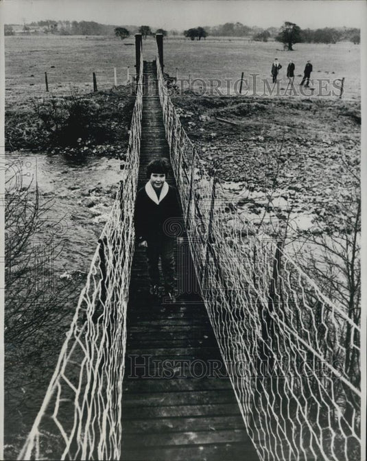1966 Press Photo Jocelyn Liddell, crossing the suspension bridge built for her - Historic Images