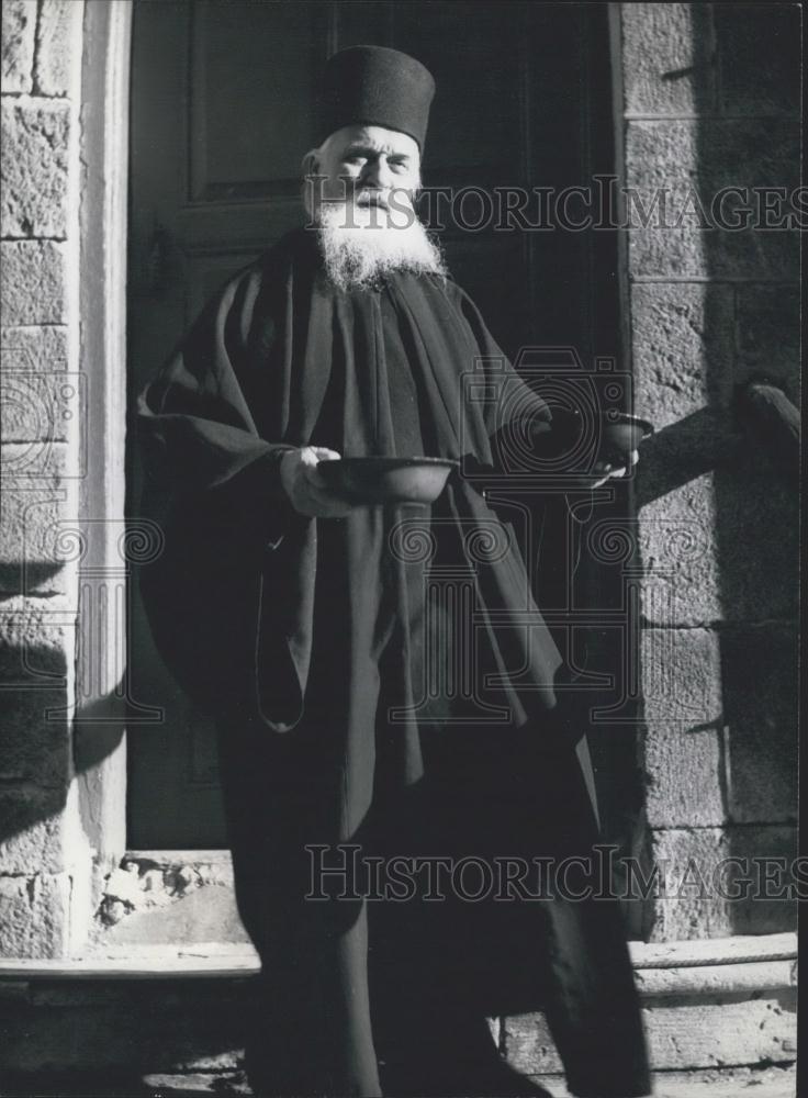 Press Photo Monks Get Paid For Services - Historic Images