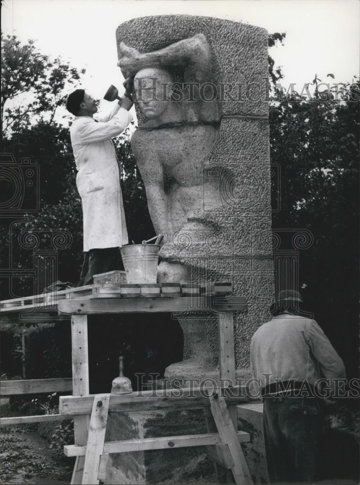 1955 Press Photo Berlin Tegel Monument Artist Sculptor Karl Wenke Honor Victims - Historic Images