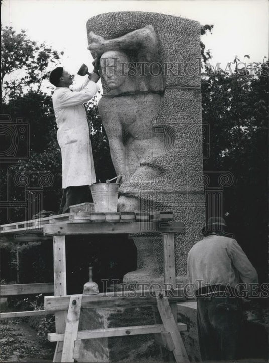 1955 Press Photo Berlin Tegel Monument Artist Sculptor Karl Wenke Honor Victims - Historic Images