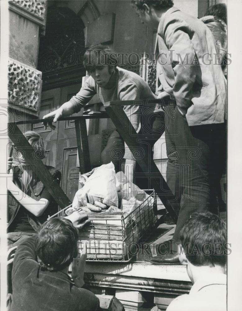 Press Photo Some Hippy Squatters Take Food Supplies Into 144 Piccadilly Mansion - Historic Images