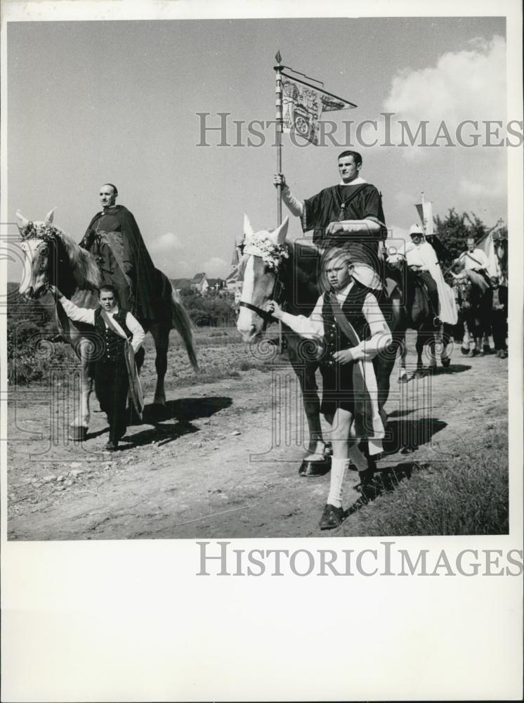 Press Photo The procession and the heralds proudly show the flags of knights - Historic Images