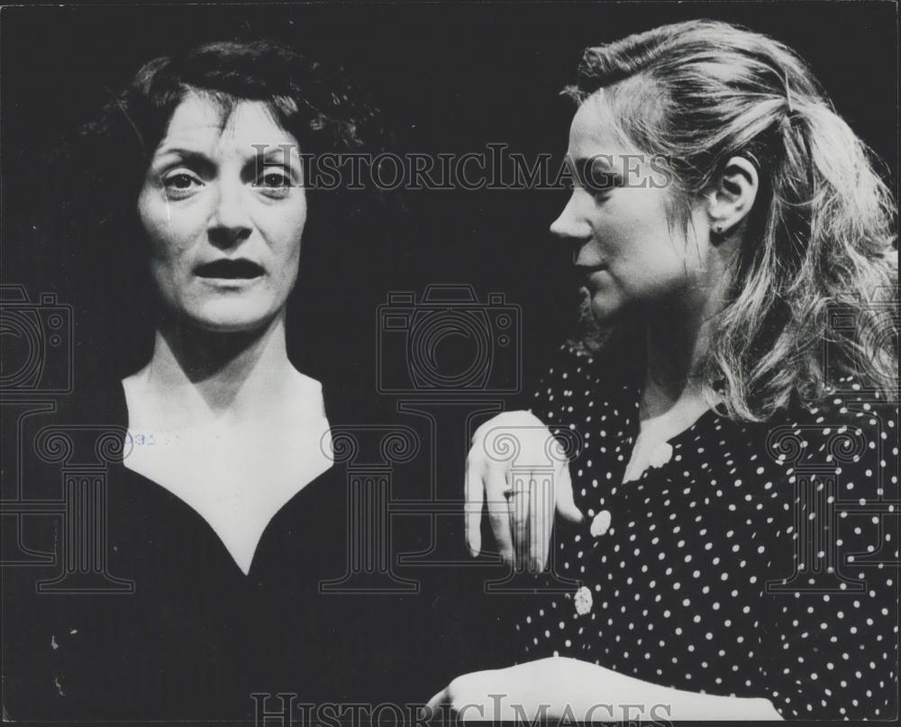 1980 Press Photo Jane Lapotaire as Piaf &amp; Zoe Wanamaker who plays Taino - Historic Images