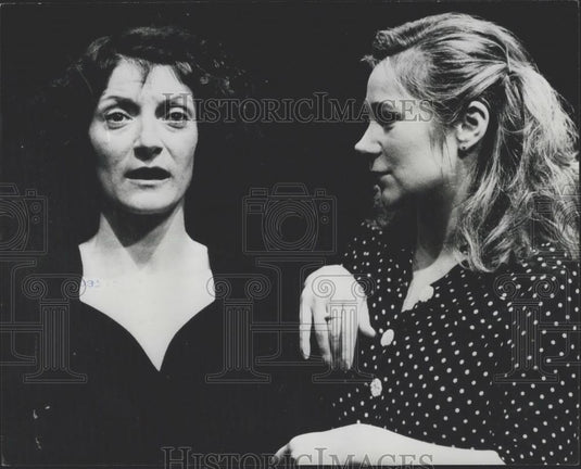 1980 Press Photo Jane Lapotaire as Piaf & Zoe Wanamaker who plays Taino - Historic Images