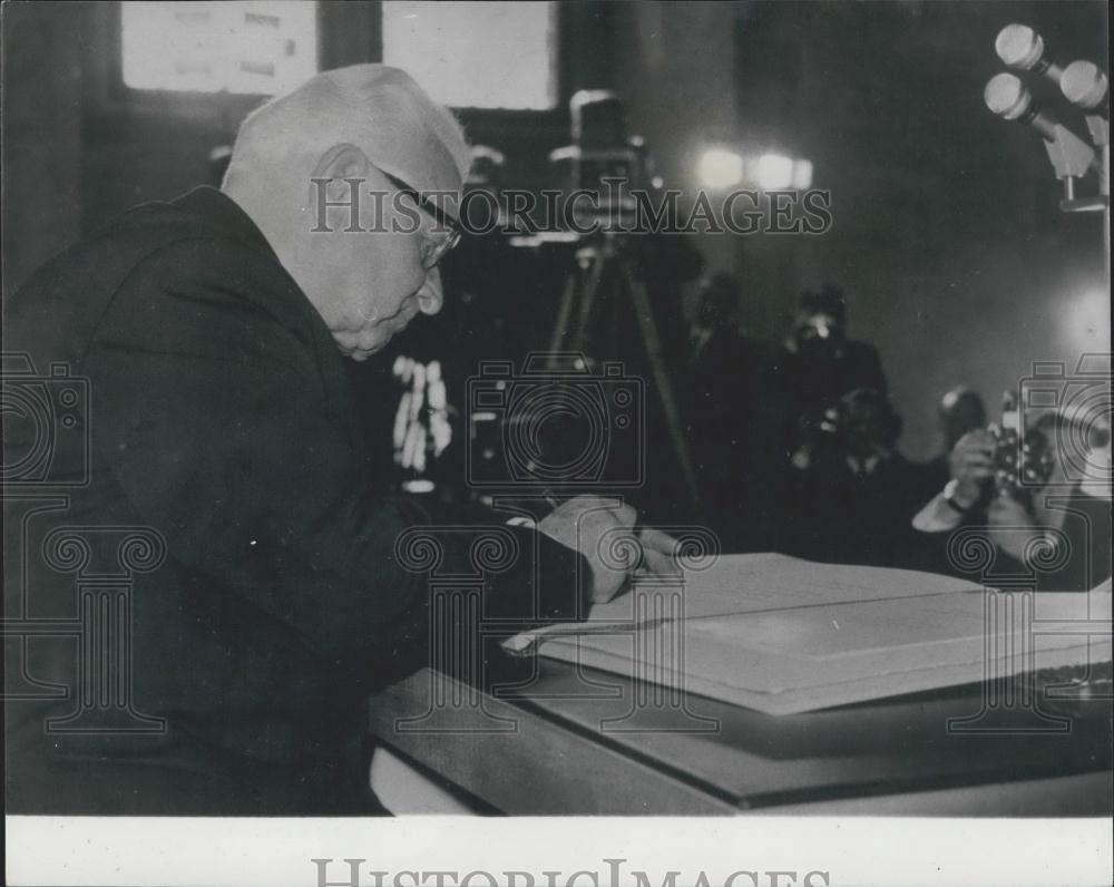 1967 Press Photo New Czech President Ludvik Svoboda Signing Oath - Historic Images