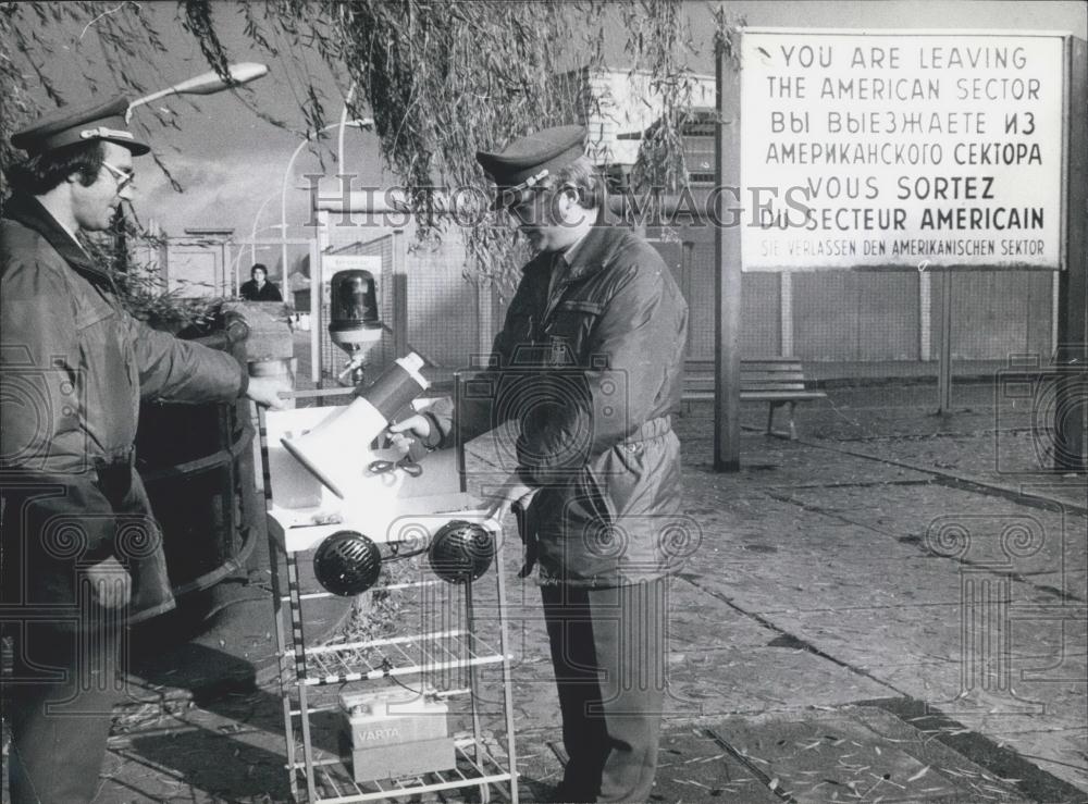 Press Photo Berlin: Signal-equipments along the border waters for life-saving. - Historic Images