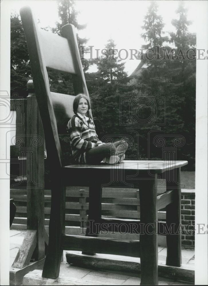 Press Photo Woman Undine Sitting In Huge Chair West Germany - Historic Images