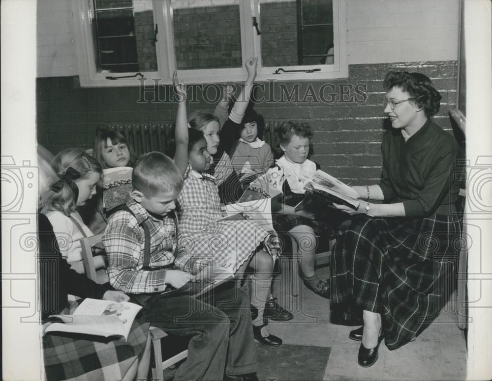 1952 Press Photo Mary Hedverg Teacher American Co-Ed School Hampton Court Palace - Historic Images